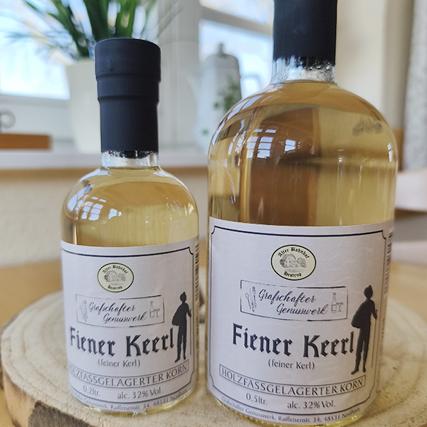 Flasche Korn der Marke Fiener Keerl von Grafschafter Genusswerk