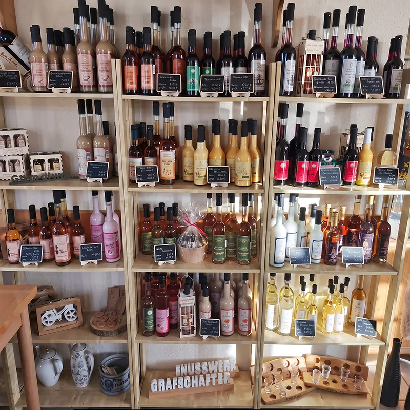 Regal mit Likör Produkten